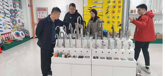 馬來西亞經(jīng)貿(mào)對(duì)接團(tuán)一行到臨沂五金城參觀考察